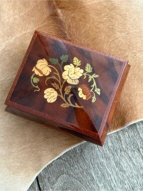 Gorgeous Italian Wood Romance Jewelry Musical Box Love Story